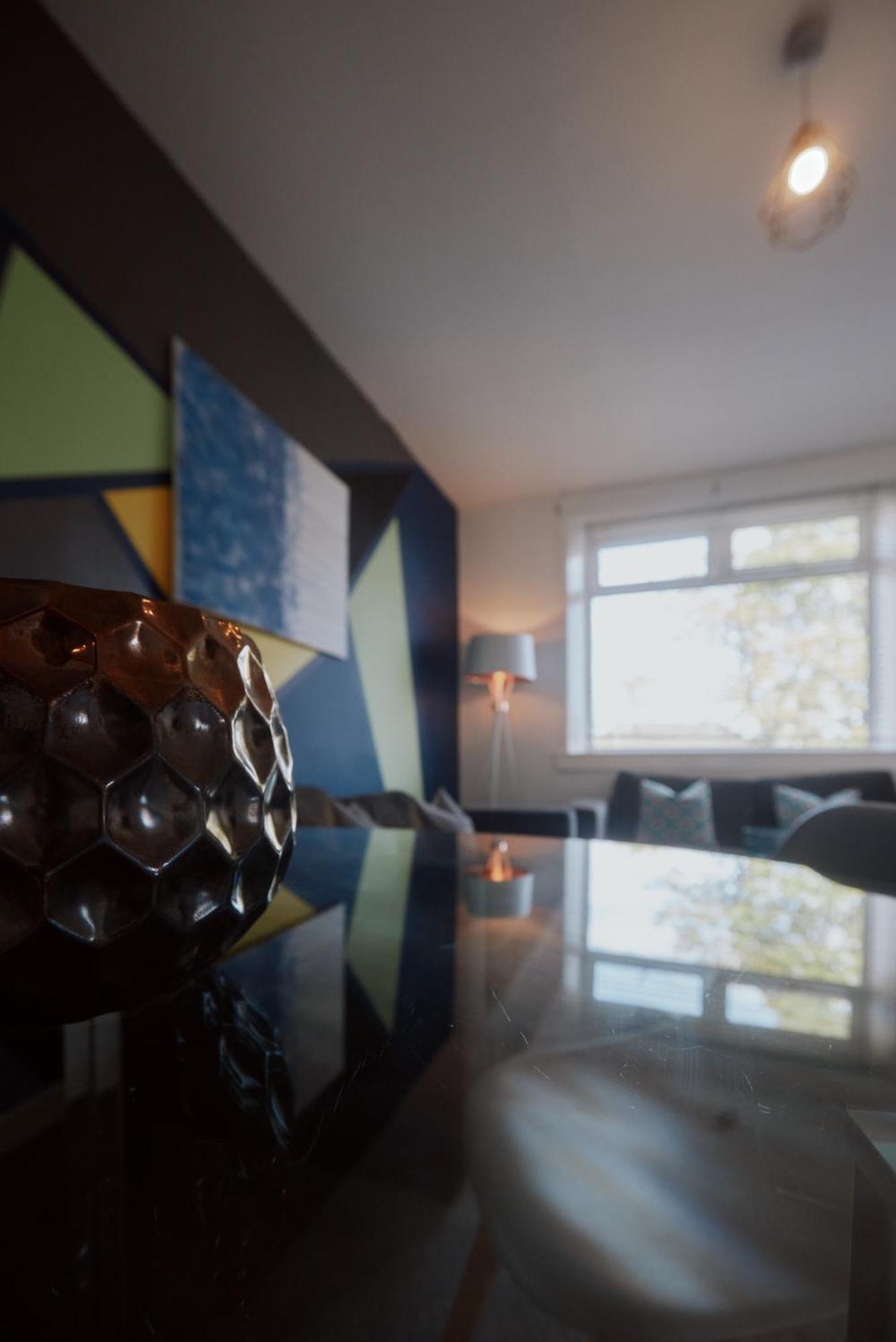 Modern And Vibrantly Designed Apartment Motherwell Exterior foto