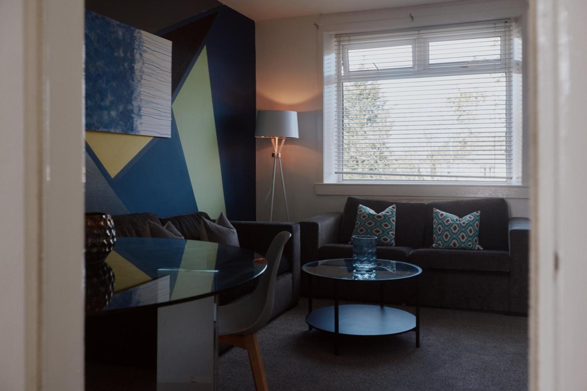 Modern And Vibrantly Designed Apartment Motherwell Exterior foto